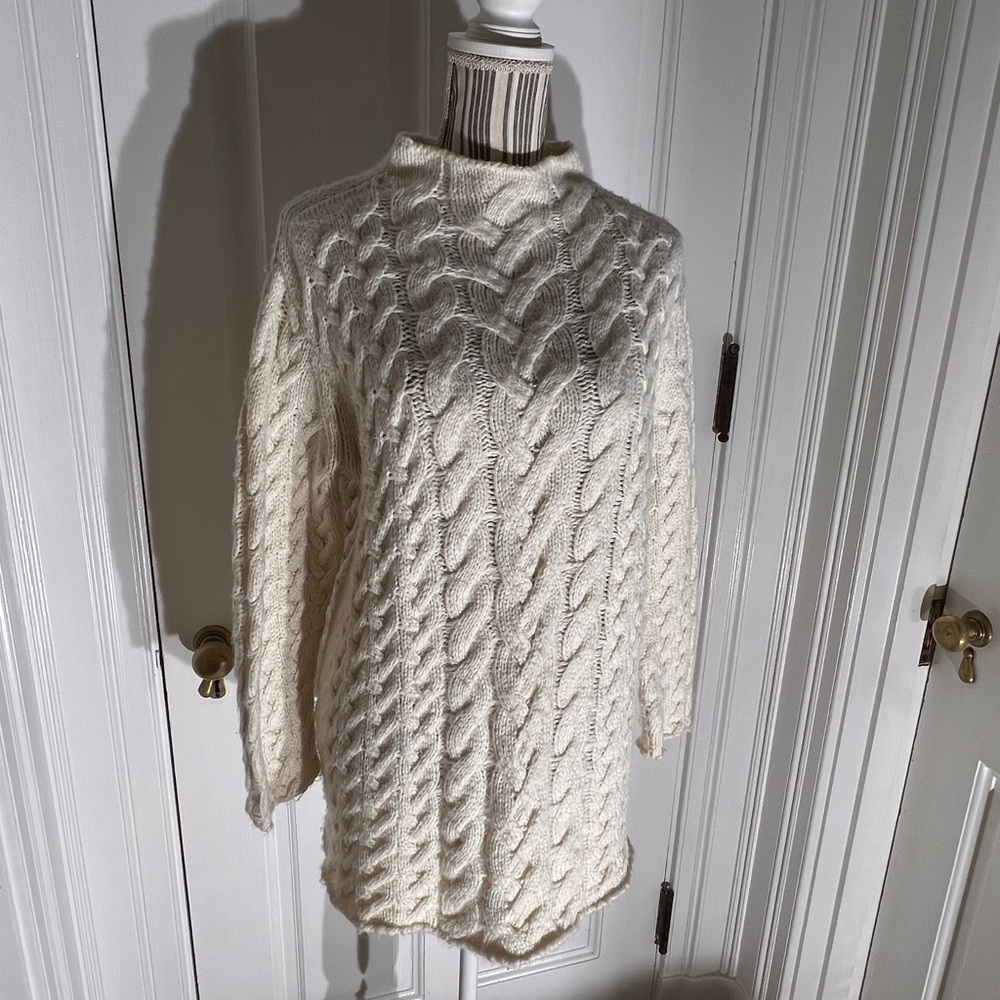 Cozy Cable Knit chunky sweater small medium lost wander pullover S356